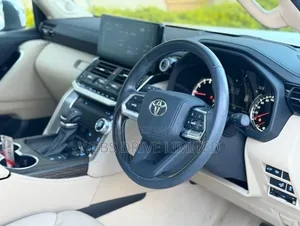 Toyota Land Cruiser LC300 2023 White