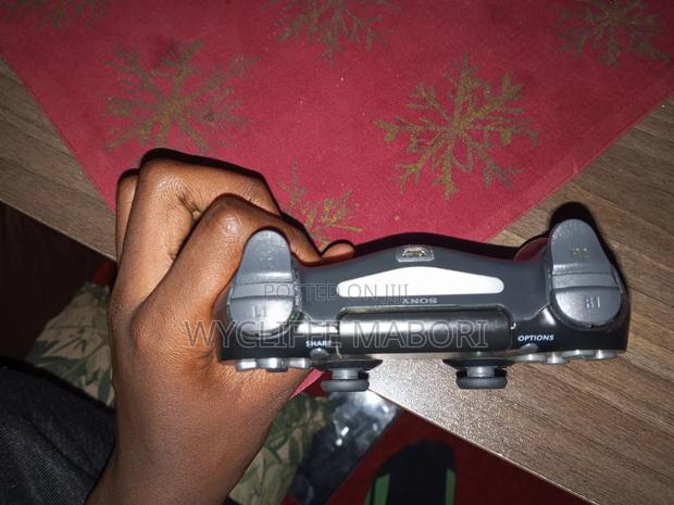 Dualshock 4 Controller - thumbnail 3