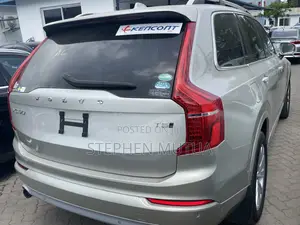 Volvo XC90 T5 Momentum AWD 2019 Gold