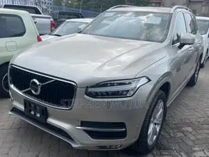 Volvo XC90 T5 Momentum AWD 2019 Gold