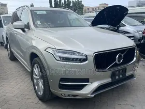Volvo XC90 T5 Momentum AWD 2019 Gold