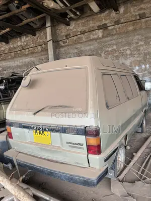 Toyota HiAce 2000 Green
