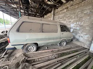 Toyota HiAce 2000 Green
