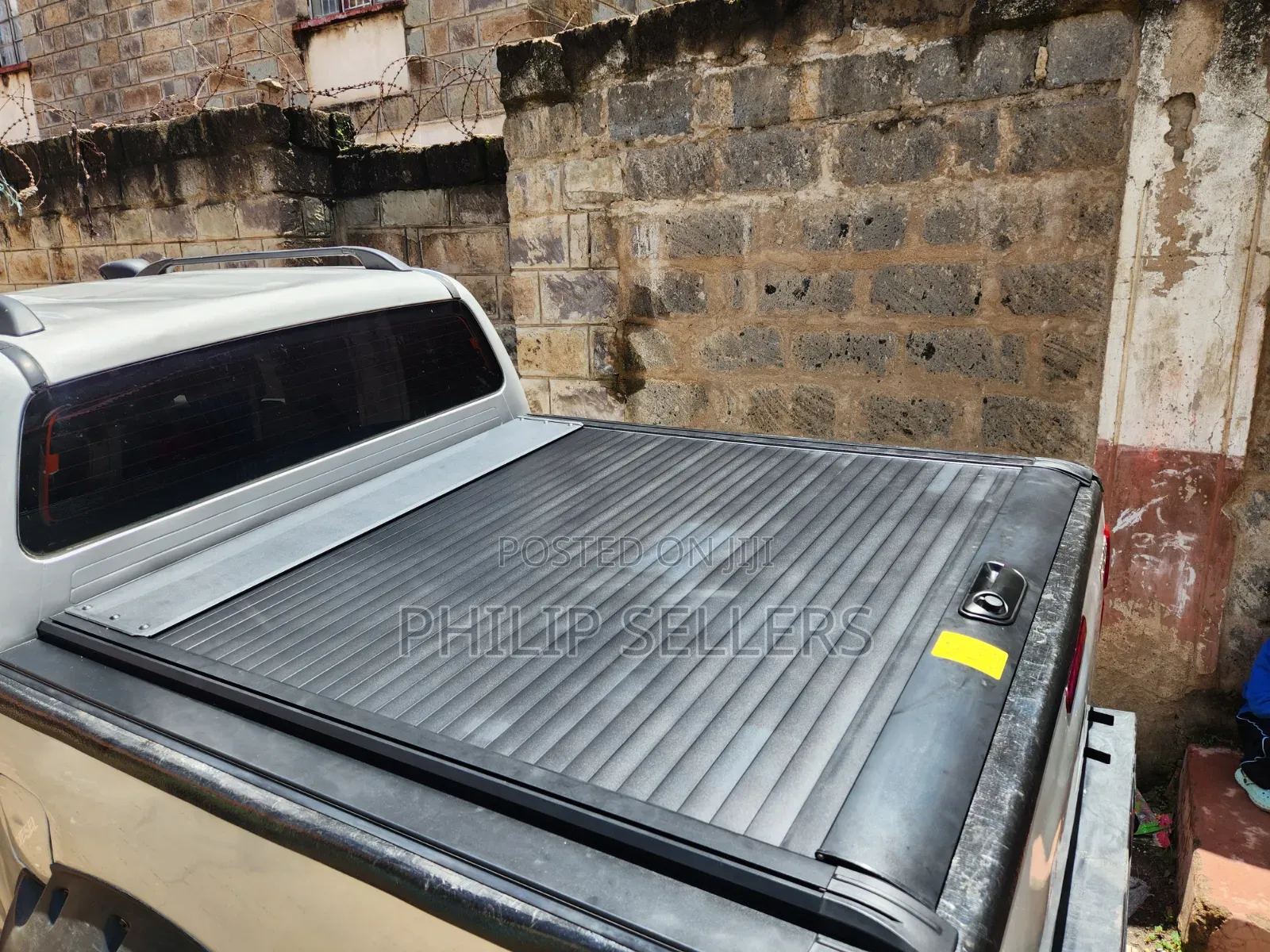 Black Roller Shutter Tonneau Cover Suitable for Toyota Hilux