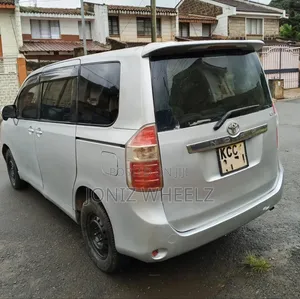 Toyota Noah 2.0 143hp FWD (8 Seater) 2008 Silver