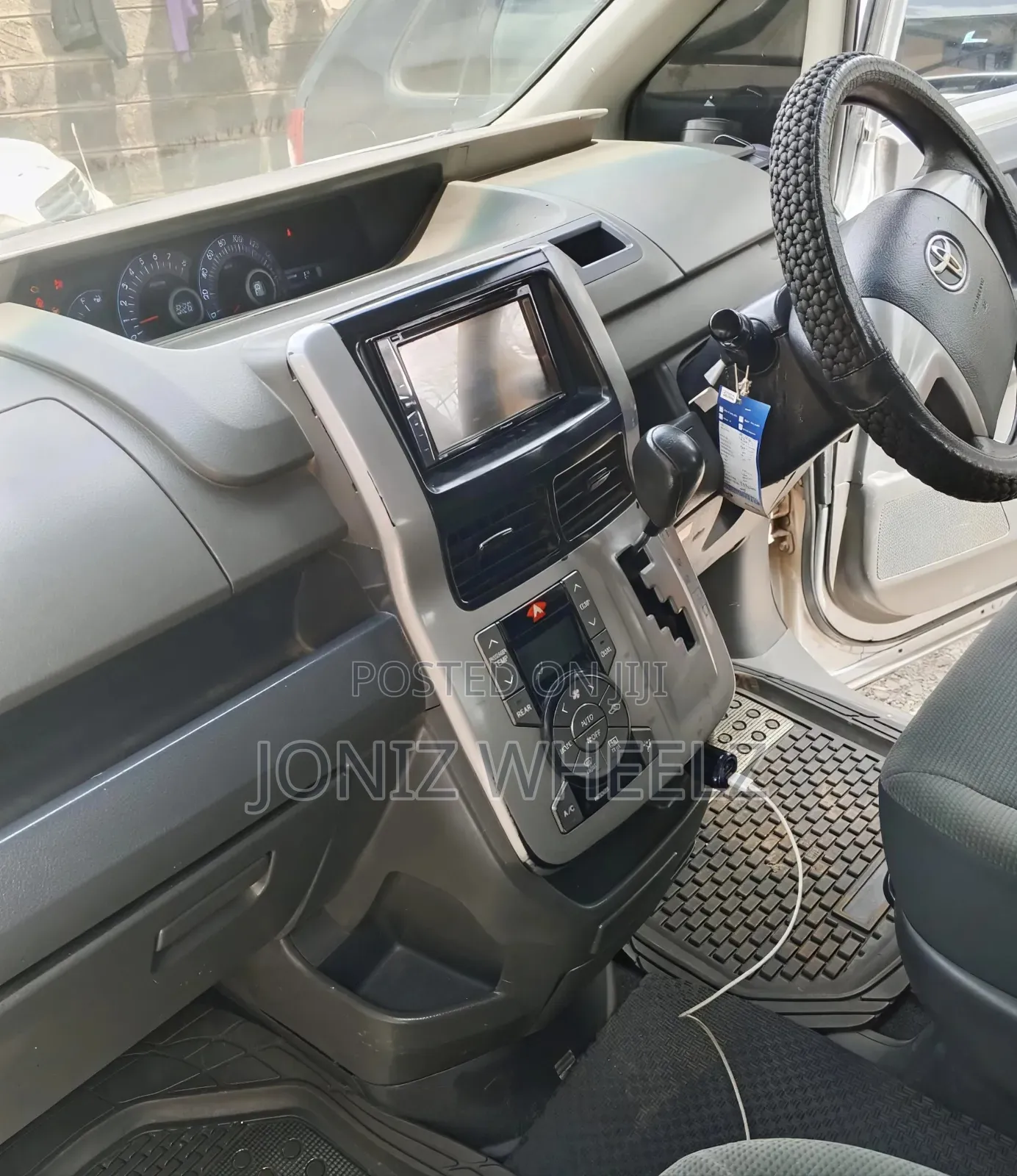 Toyota Noah 2.0 143hp FWD (8 Seater) 2008 Silver