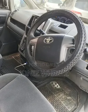 Toyota Noah 2.0 143hp FWD (8 Seater) 2008 Silver