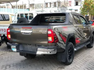 Toyota Hilux SR 4x4 2017 Gray