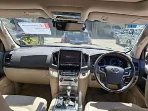 Toyota Land Cruiser 4.6 V8 ZX 2019 Gold