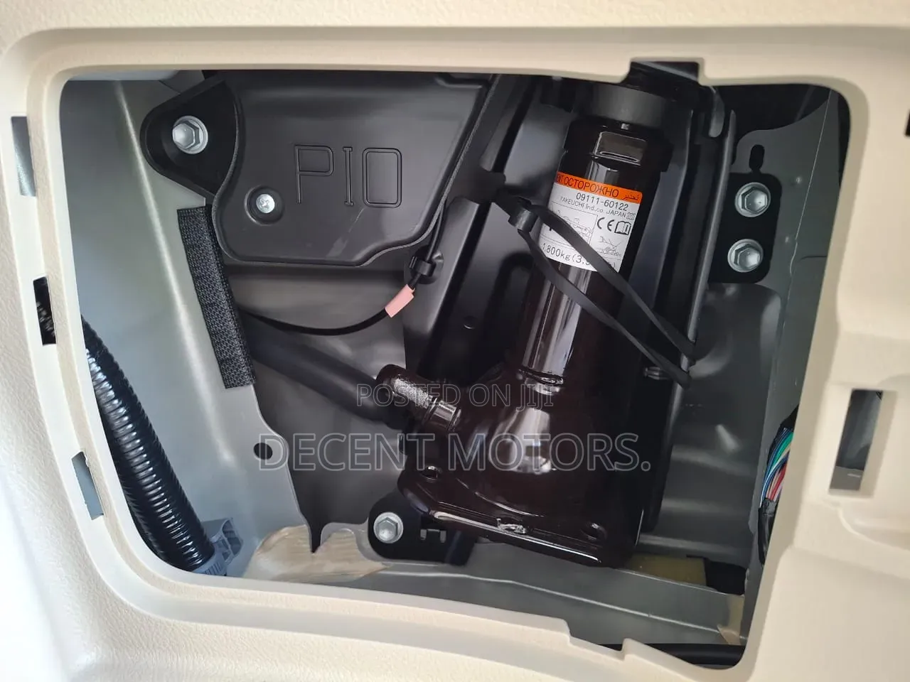 Toyota Land Cruiser 4.6 V8 ZX 2019 Gold