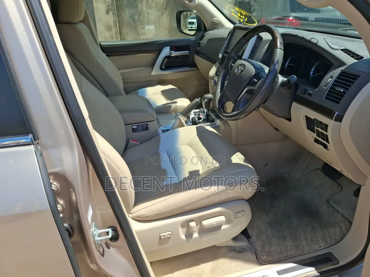 Toyota Land Cruiser 4.6 V8 ZX 2019 Gold