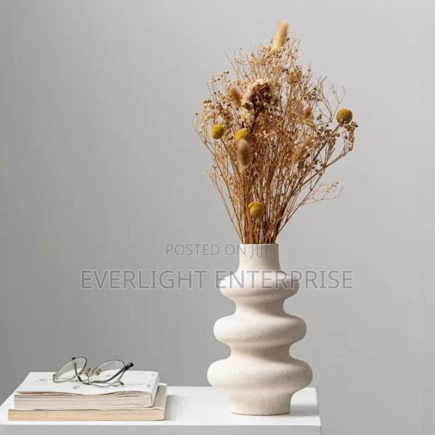 *Modern Minimalist Spiral Shaped Home Decorative Flower Vase