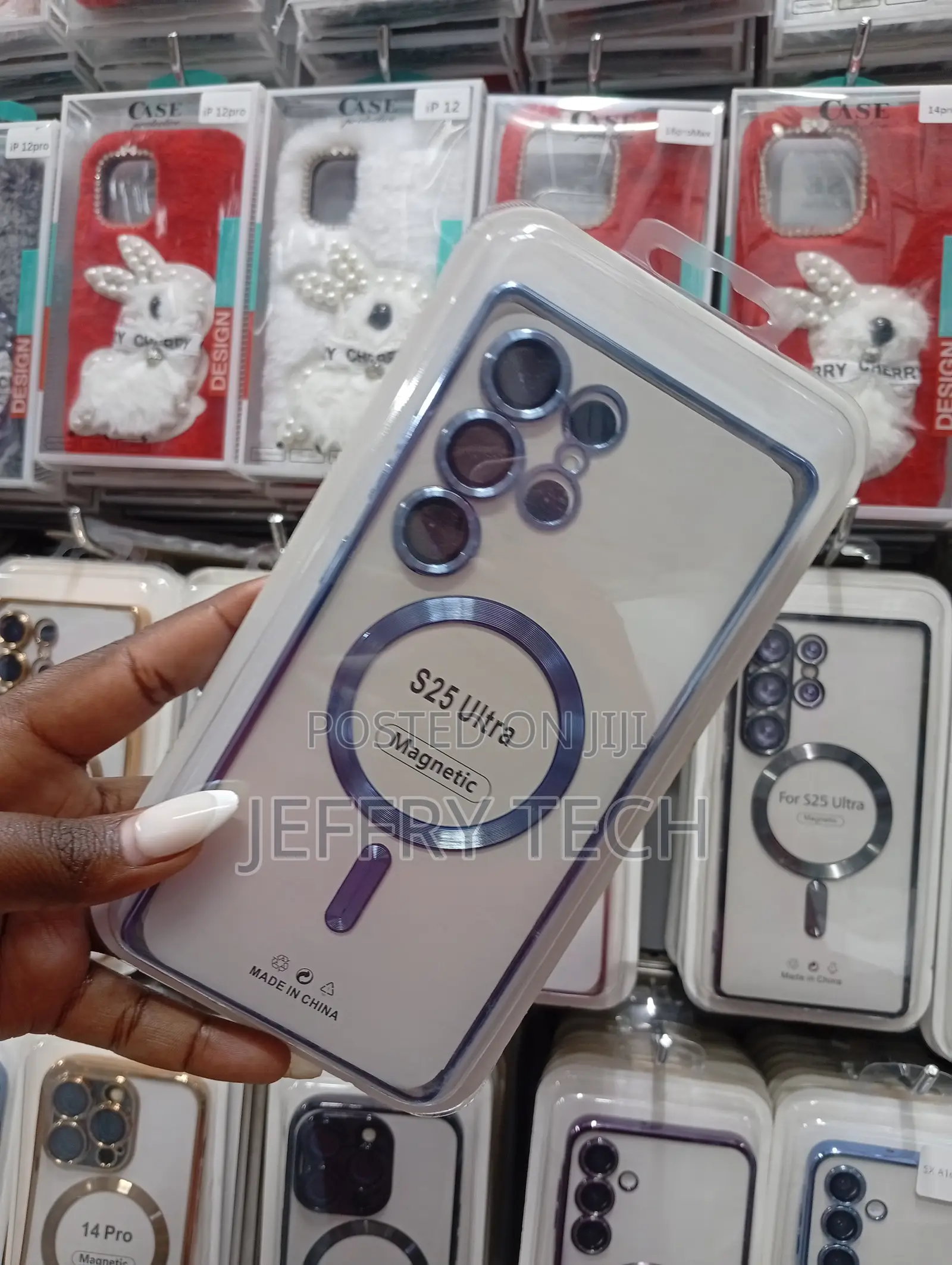 Clear Magnetic Phone Case Designed for the Samsung Galaxy S25 Ultra.