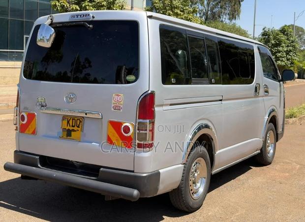 Toyota HiAce 2017 Silver - thumbnail 3