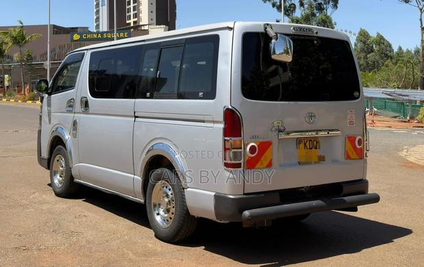 Toyota HiAce 2017 Silver - thumbnail 4