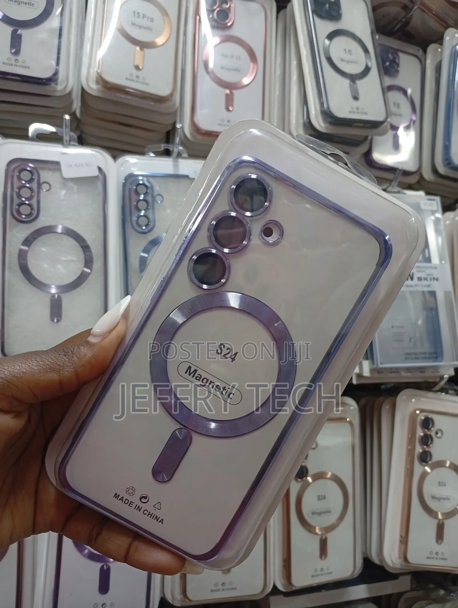 Transparent Magnetic Phone Case Designed for the Samsung Galaxy S24.