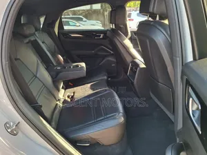 Porsche Cayenne Base AWD 2020 Off white