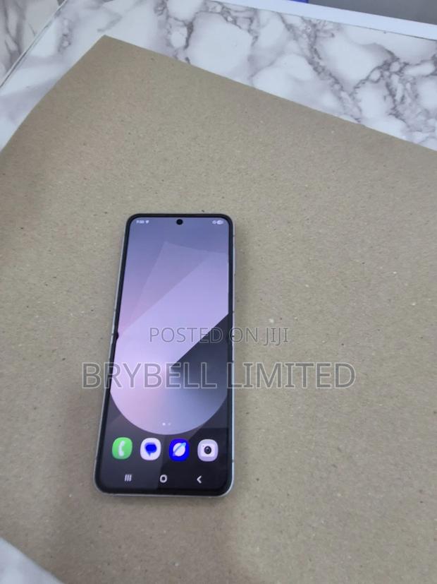 Samsung Galaxy Z Flip6 256 GB Black - main view