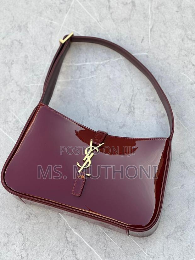 Saint Laurent Le 5 À 7 Hobo Bag