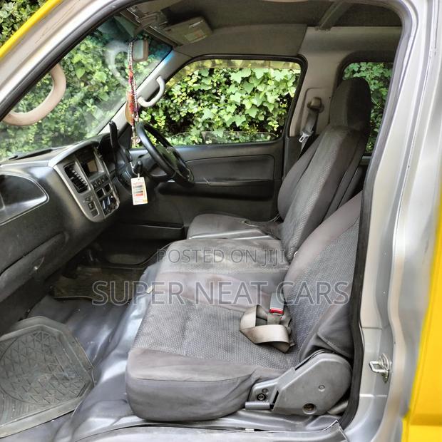 Nissan Caravan (Urvan) 2009 Yellow - thumbnail 8