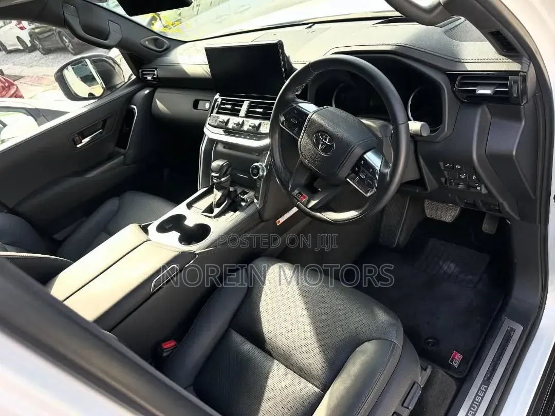Toyota Land Cruiser LC300 2023 White