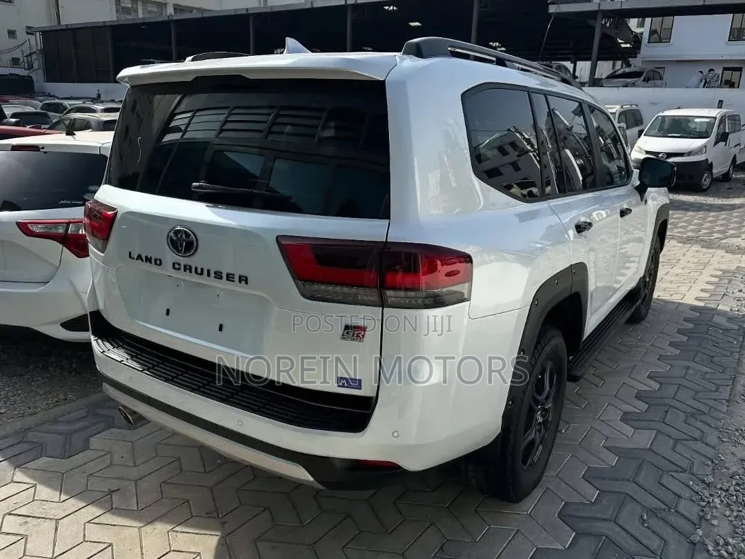 Toyota Land Cruiser LC300 2023 White