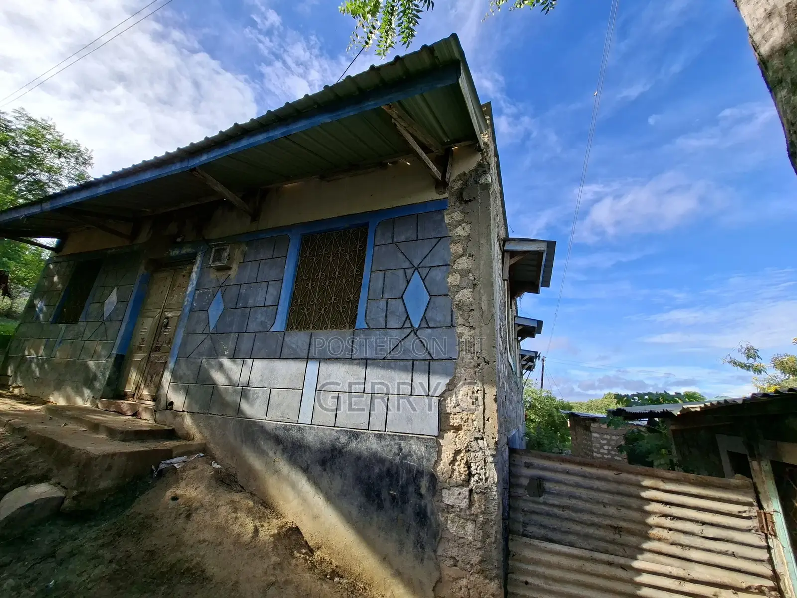 7bdrm House in Vikwatani, Mshomoroni for sale