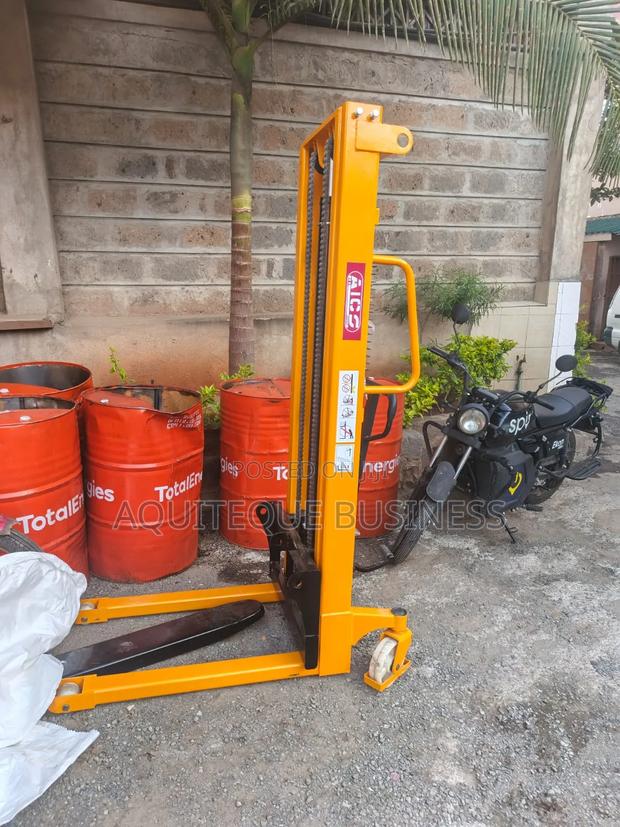 Manual Stacker 1.5 Tonnes - thumbnail 2