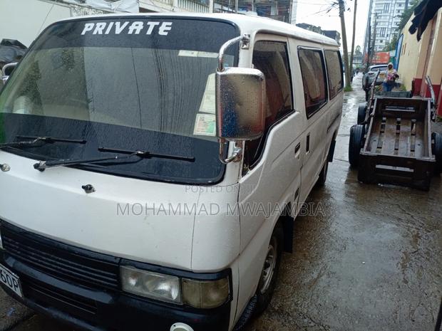 Nissan Caravan (Urvan) 2009 White - thumbnail 4