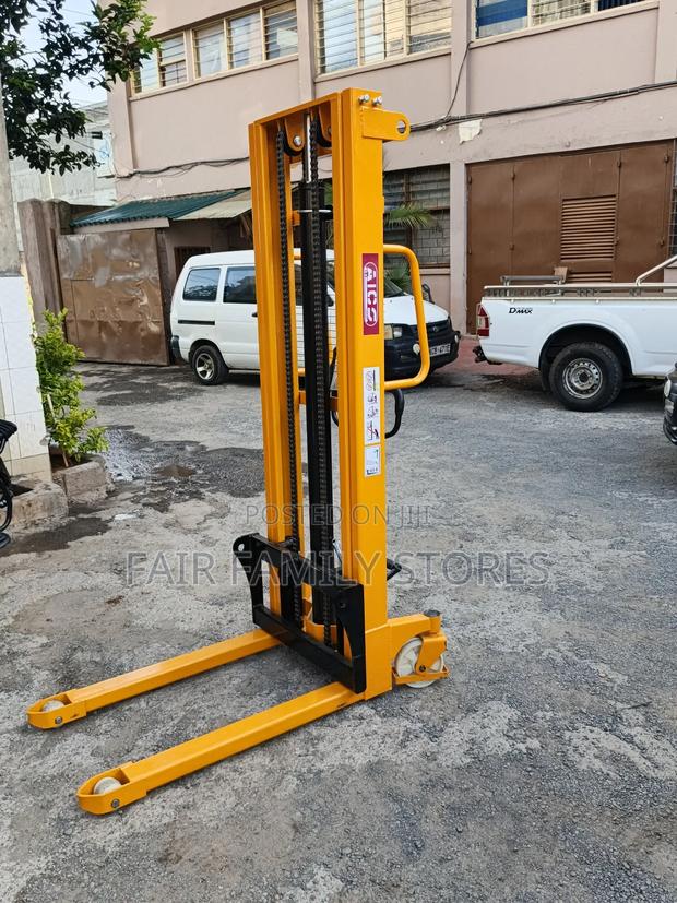 1.5 Tone Manuel Stacker - main view