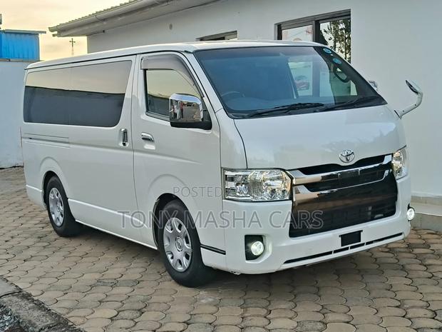 Toyota HiAce 2019 White