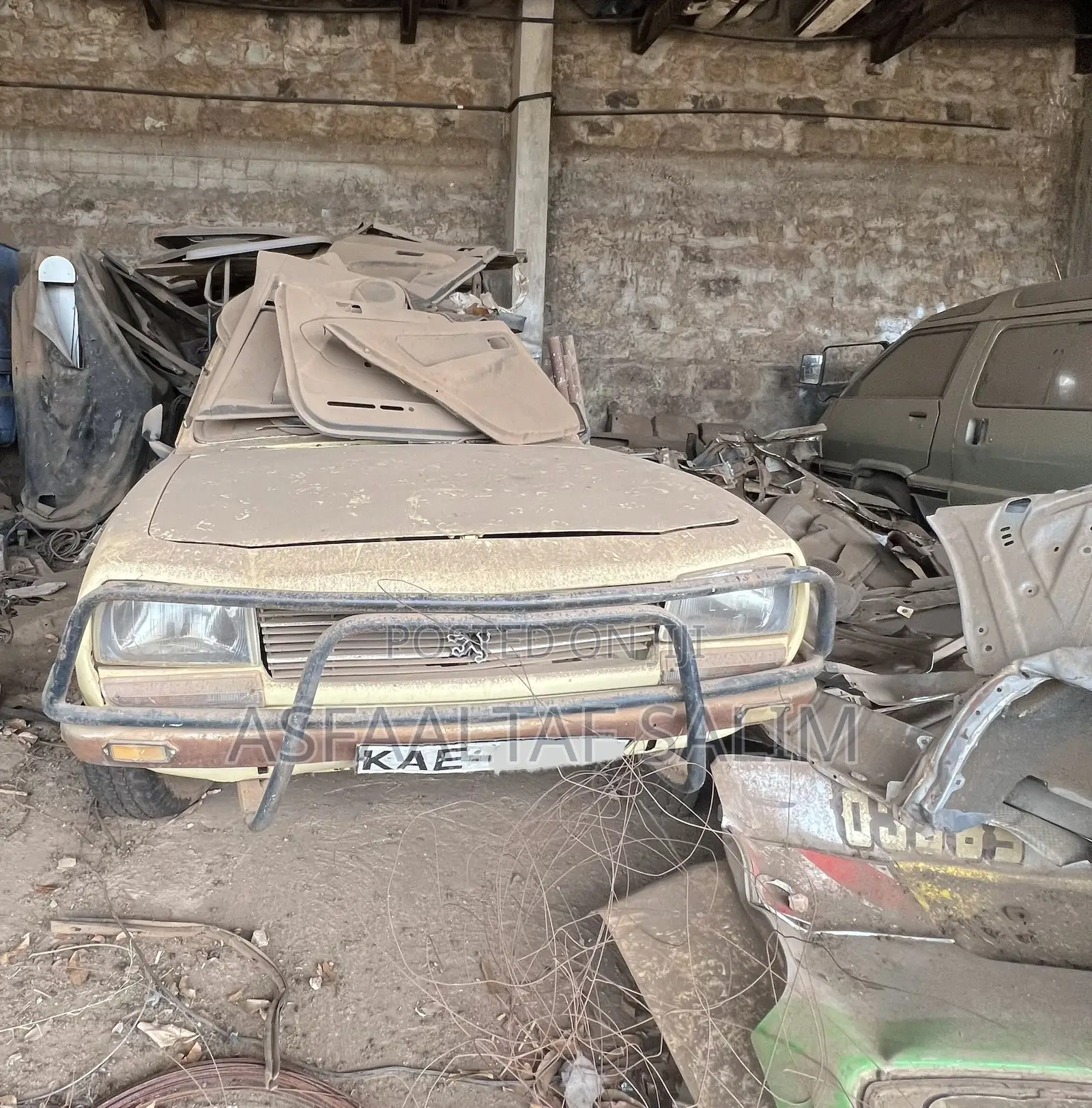 Peugeot 504 2000 Yellow
