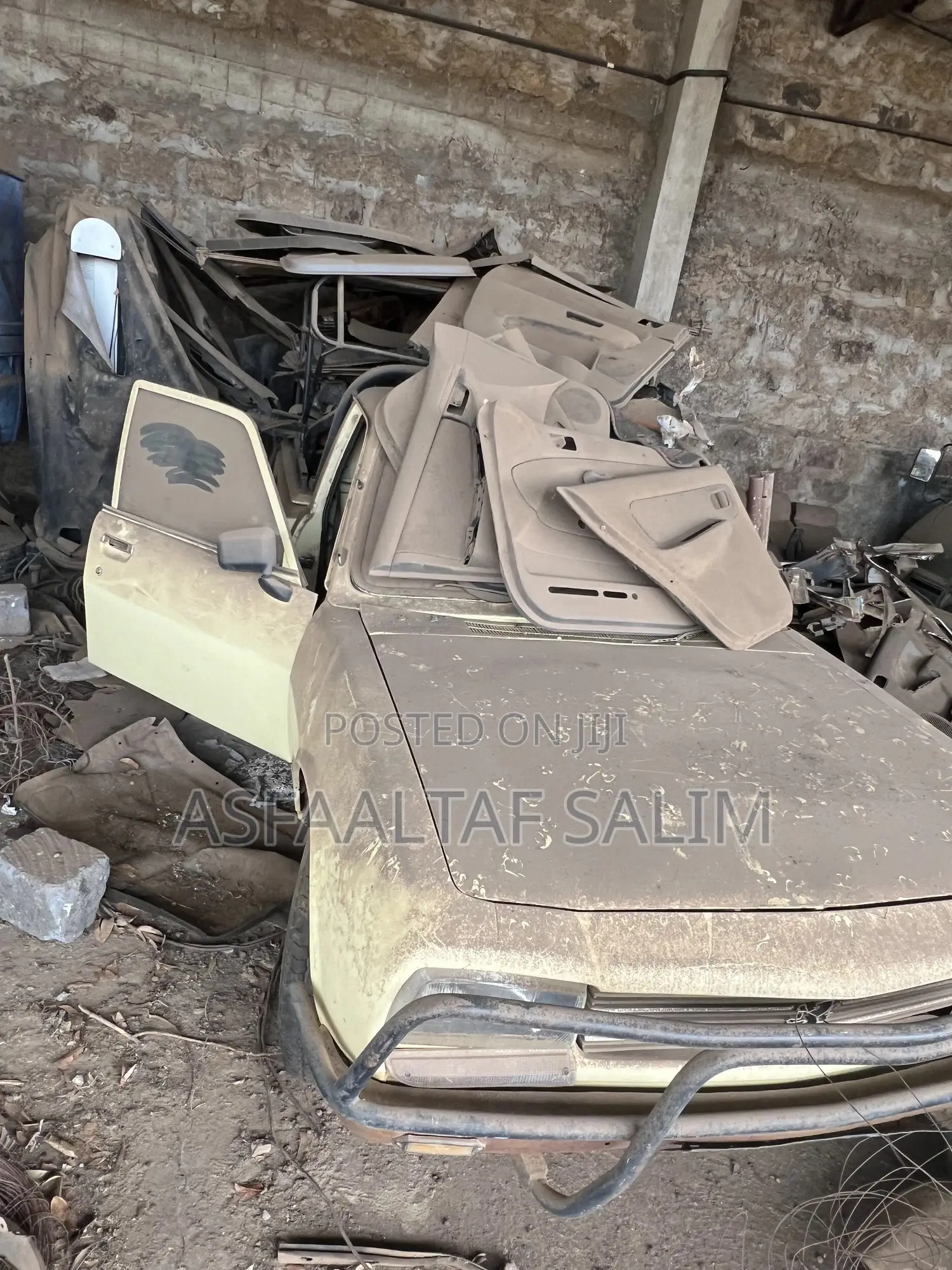 Peugeot 504 2000 Yellow