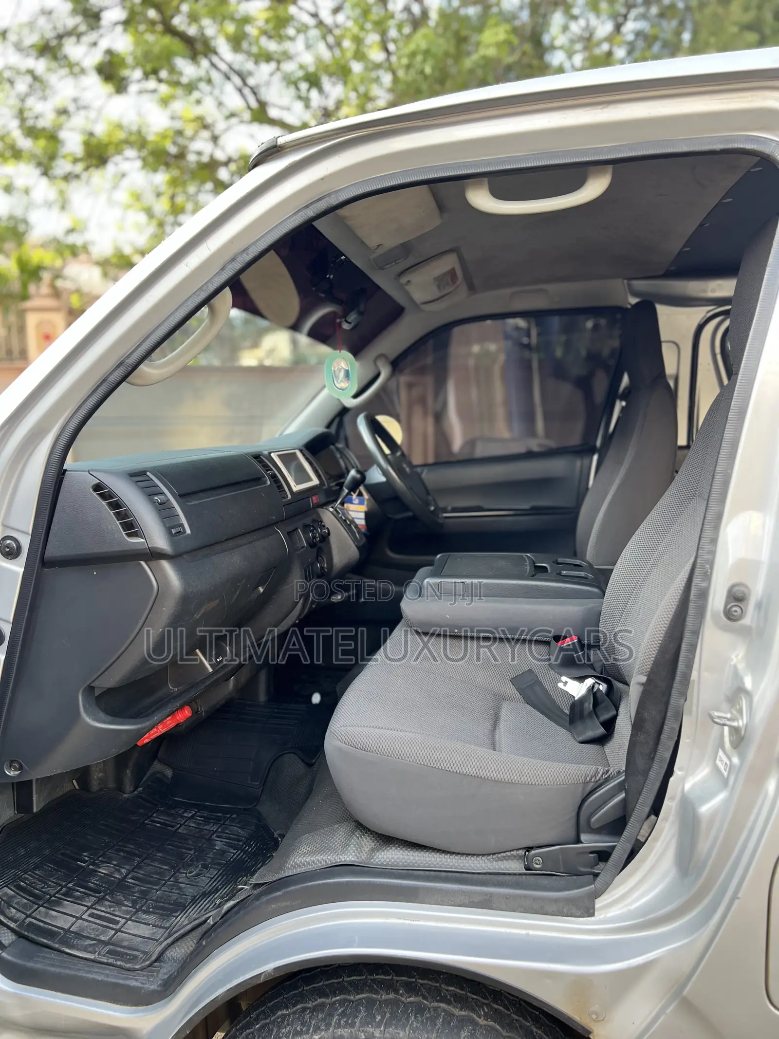 Toyota HiAce 2014 Silver