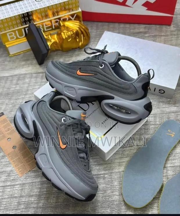 Nike Sneakers - thumbnail 3