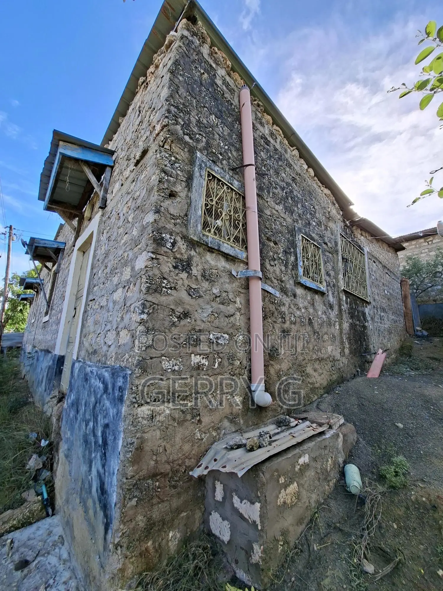 7bdrm House in Vikwatani, Mshomoroni for sale