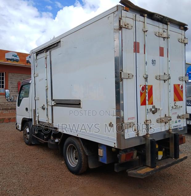 Clean Isuzu Elf - thumbnail 5