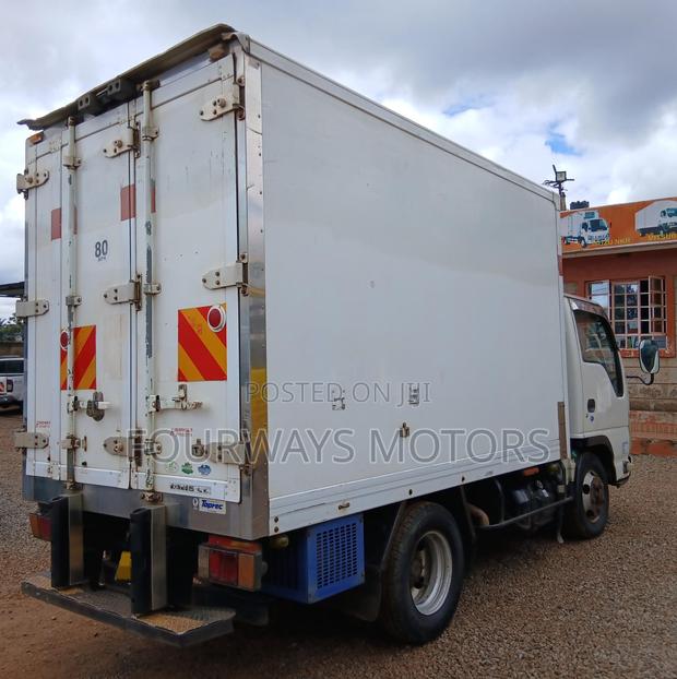 Clean Isuzu Elf - thumbnail 6