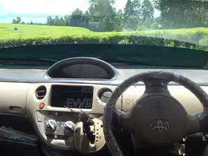 Toyota Sienta 1.5 FWD 2010 Silver