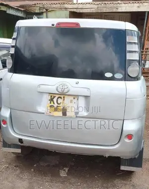 Toyota Sienta 1.5 FWD 2010 Silver