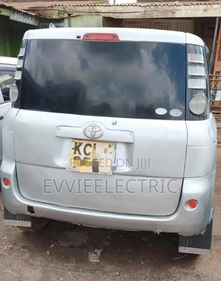 Toyota Sienta 1.5 FWD 2010 Silver