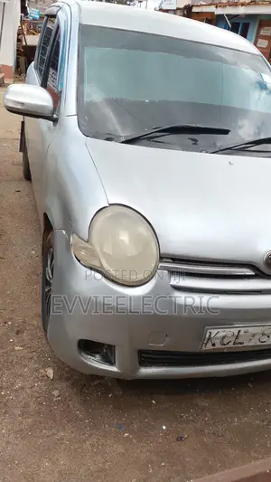 Toyota Sienta 1.5 FWD 2010 Silver