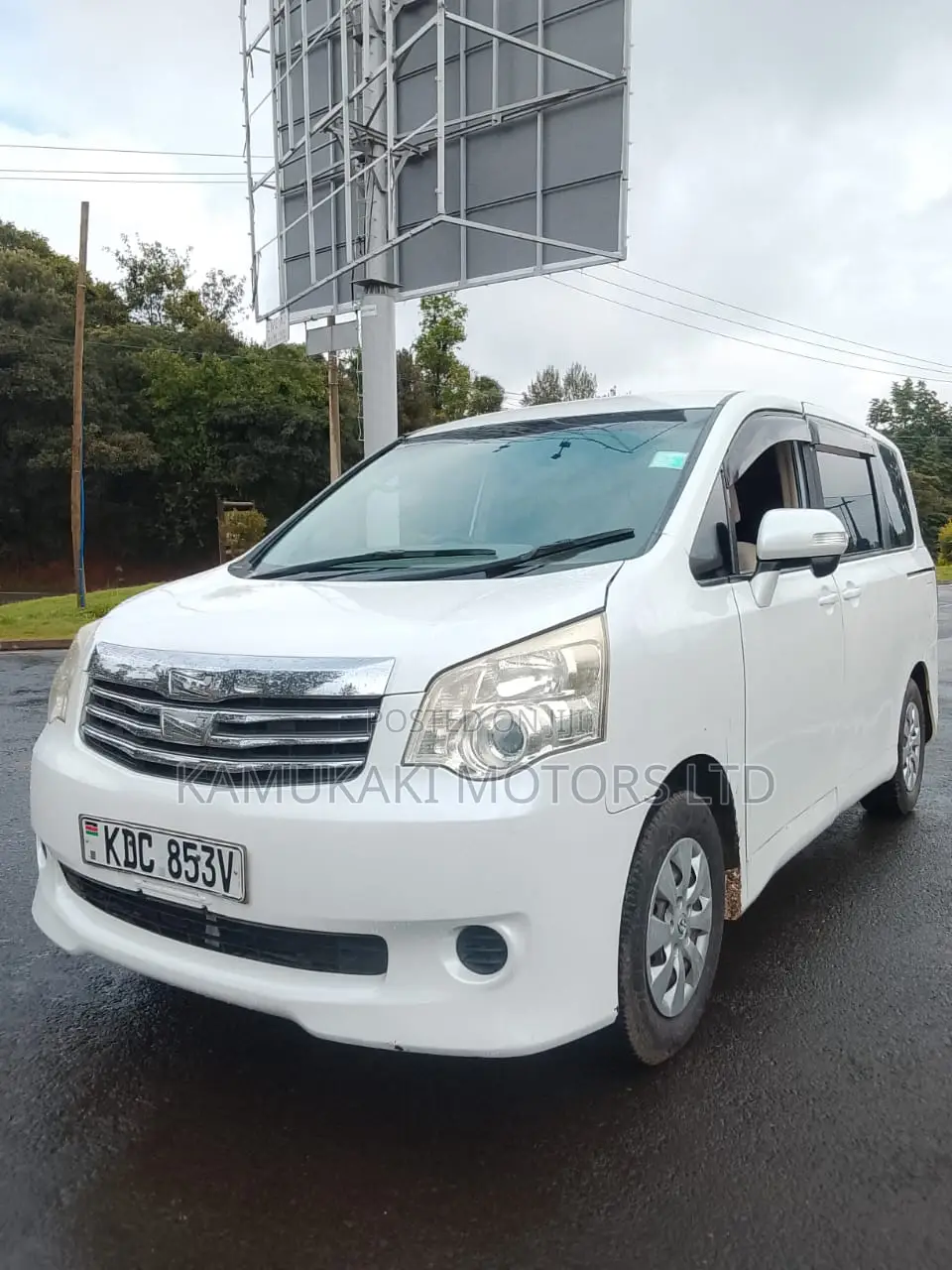 Toyota Noah 2013 White