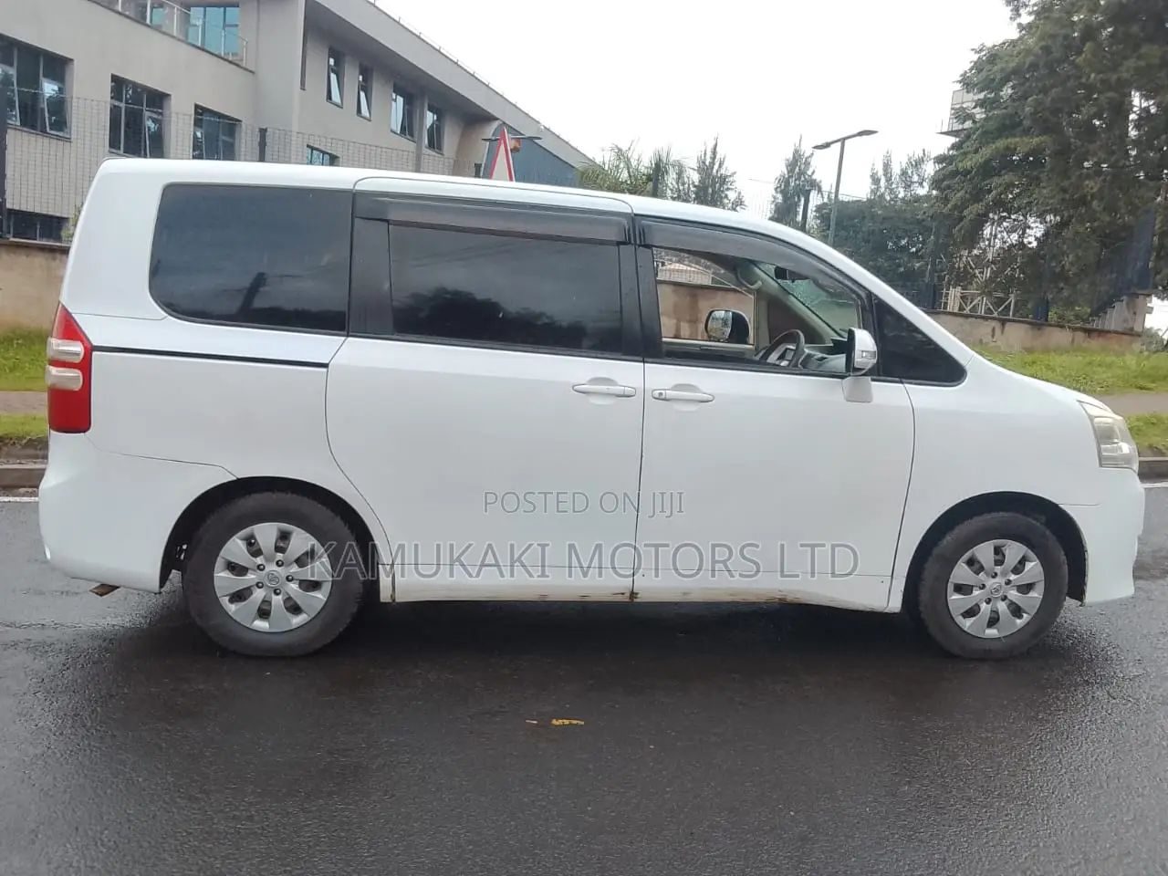 Toyota Noah 2013 White