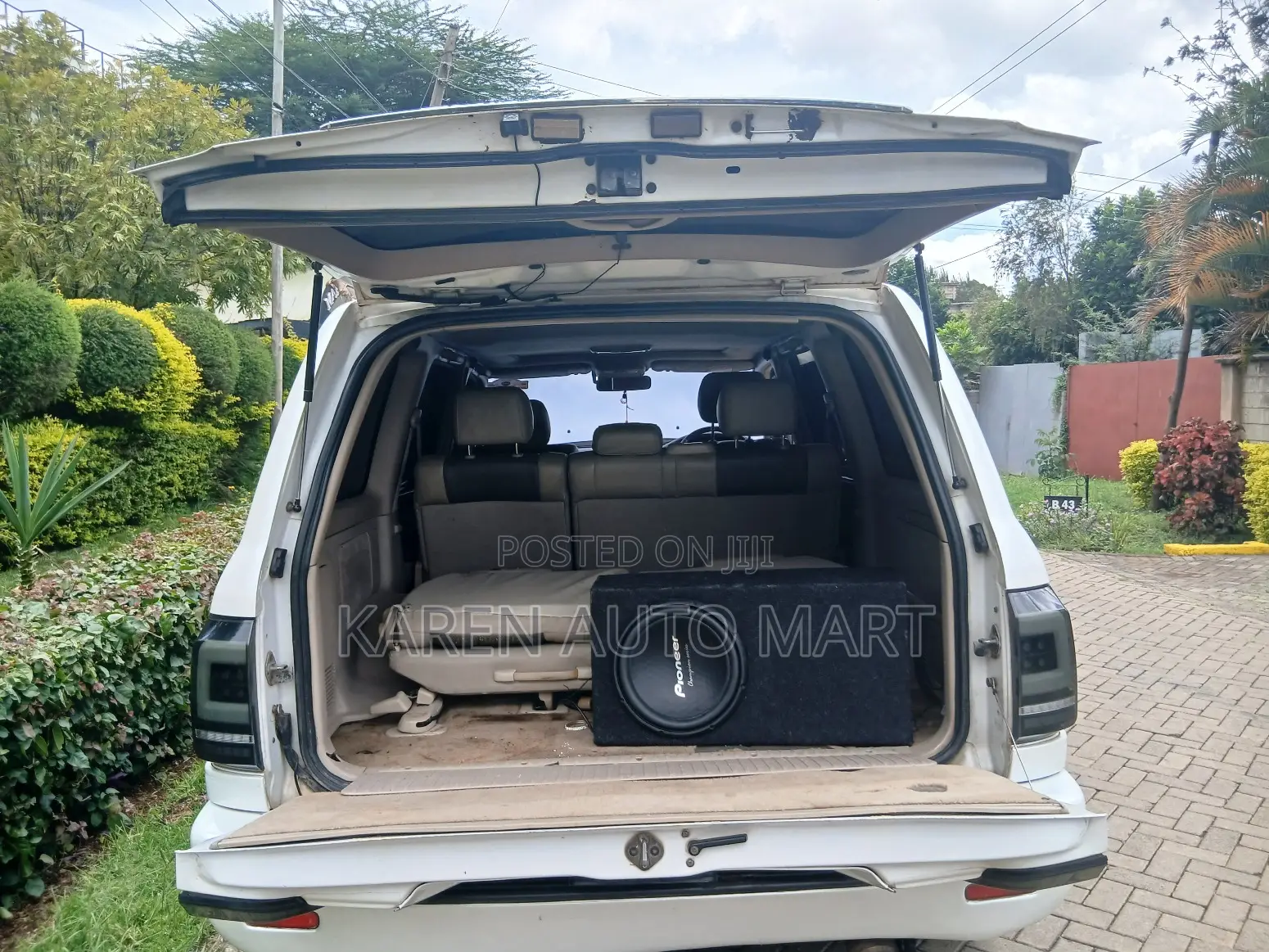 Toyota Land Cruiser 2001 White