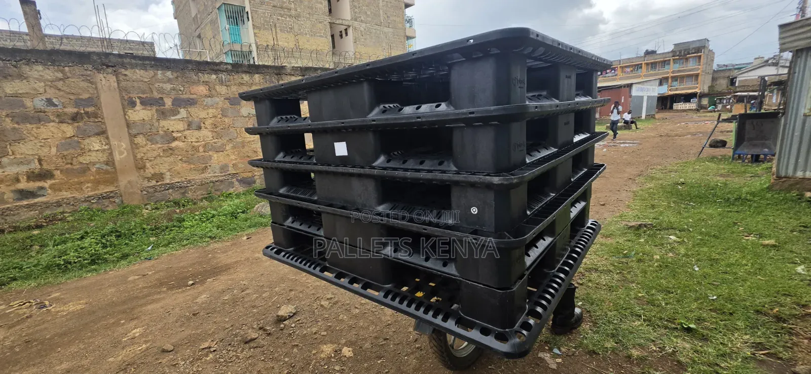 Heavy Duty Plastic Pallets – Durable Warehouse Logistics Use.07d