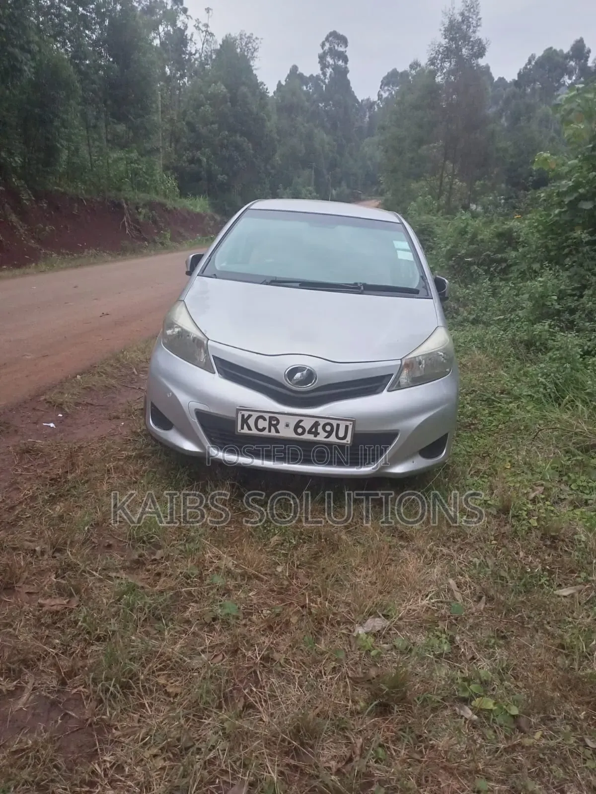 Toyota Vitz 2012 Silver