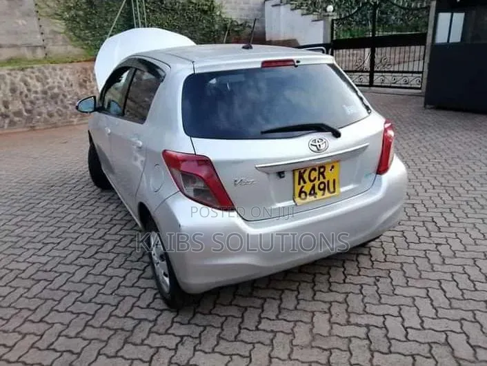 Toyota Vitz 2012 Silver