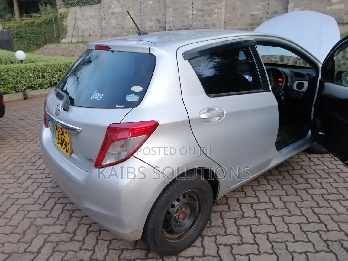 Toyota Vitz 2012 Silver