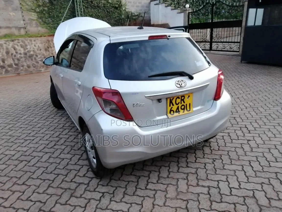 Toyota Vitz 2012 Silver